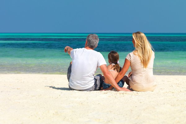 Семья на берегу океана
