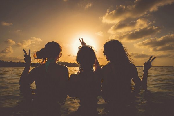 Три подруги на закате