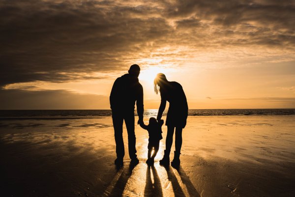 Фотосессия семьи на закате