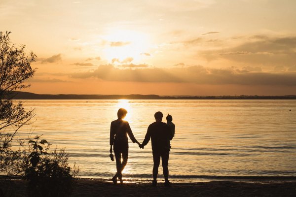 Семейная пара на закате