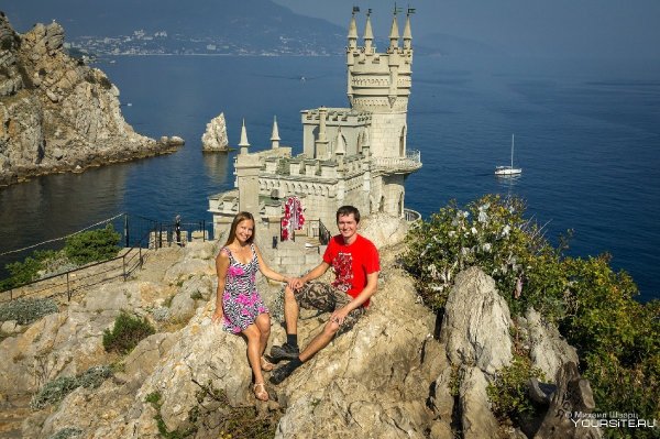 Ласточкино гнездо туристы