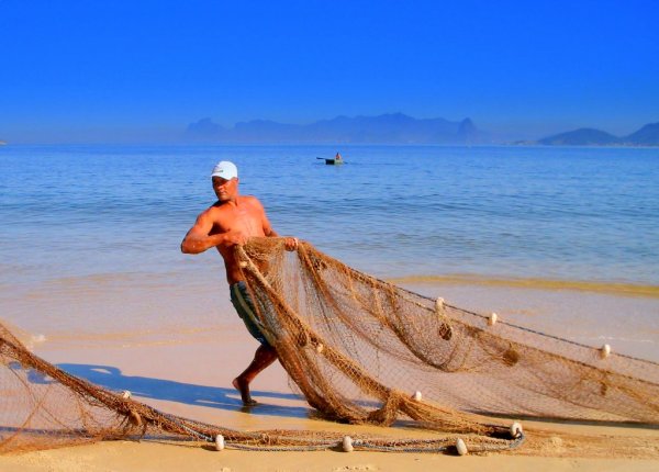 Рыбак с сетями в море