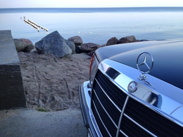 Машина у моря Мерседес