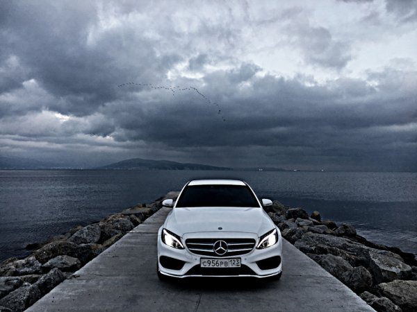 Белый Мерседес у моря
