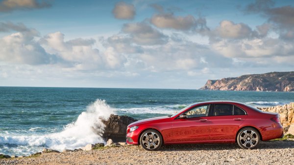 W213 Mercedes около моря