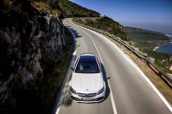 Дорога с машиной анфас