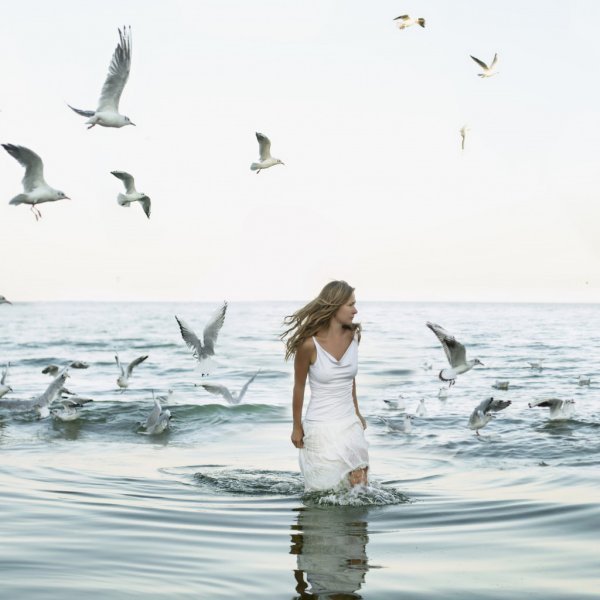 Девушка на ветру