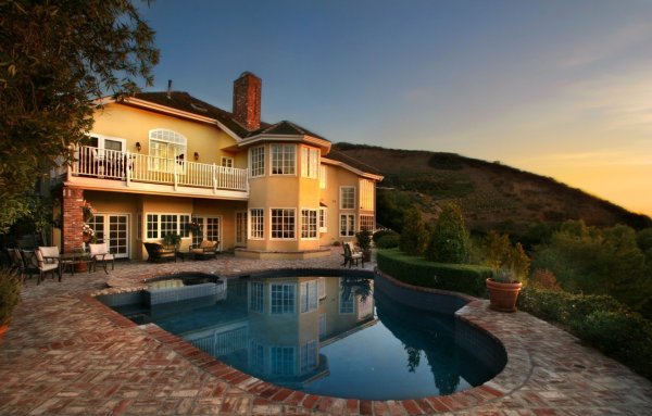 Трехэтажный особняк с бассейном в горах