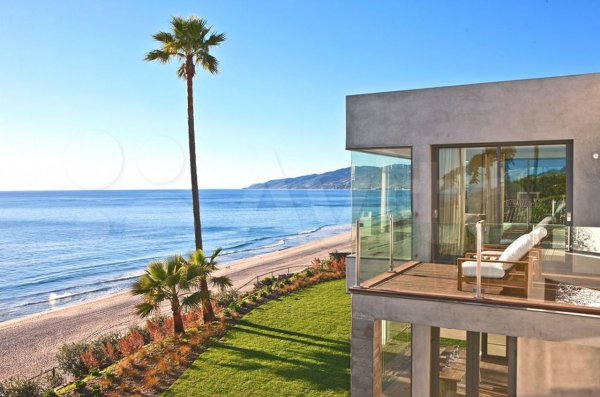 Вилла на берегу моря