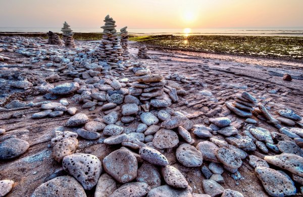 Побережье камни