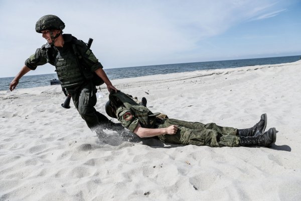 Группа людей спиной