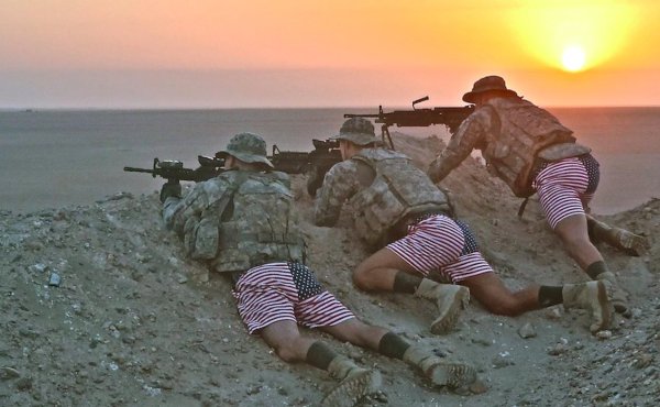 Солдат на фоне рассвета