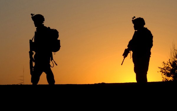 Солдат США С автоматом