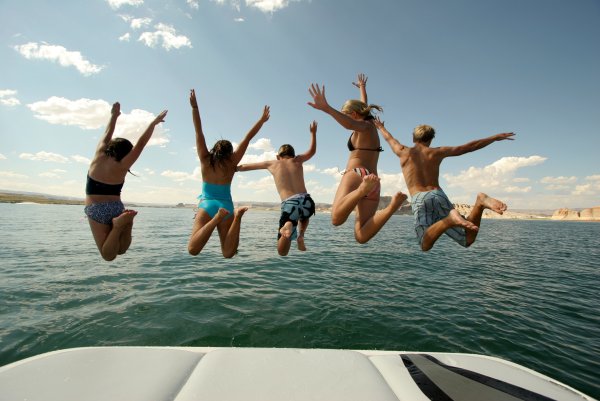 Человек прыгает в море