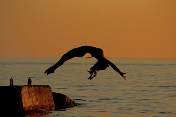 Ребенок ныряет