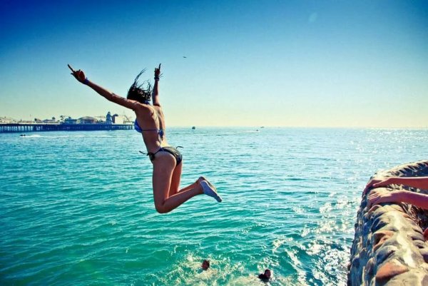 Девушка в прыжке