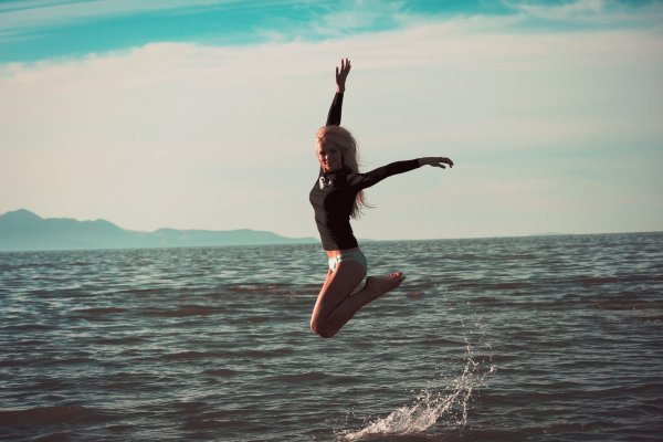 Дети ныряют в море