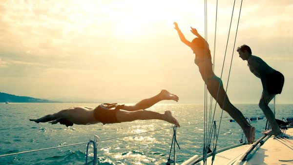 Девушка прыгает в воду