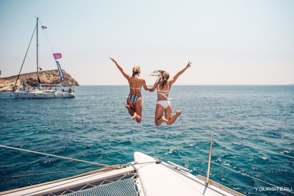 Девушка прыгает в воду