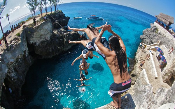 Девушка прыгает в воду