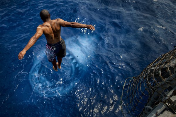 Красивый прыжок в море