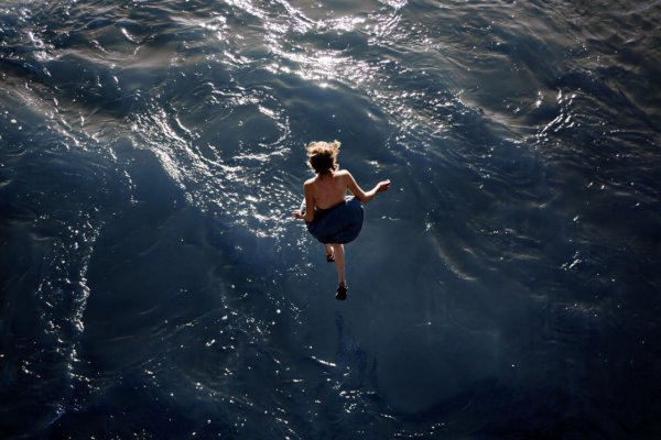 Мужчина ныряет с яхты