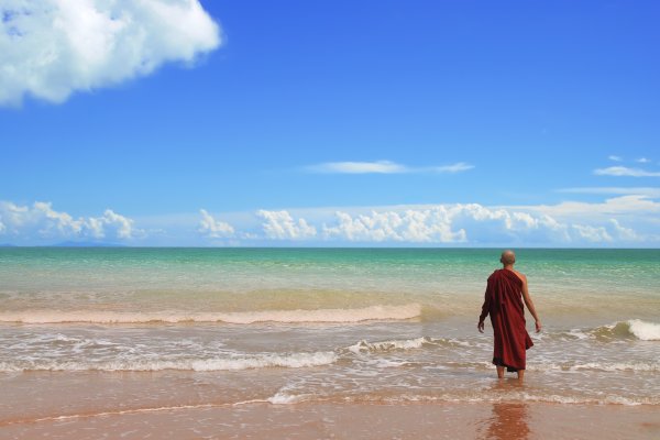 Монах на берегу