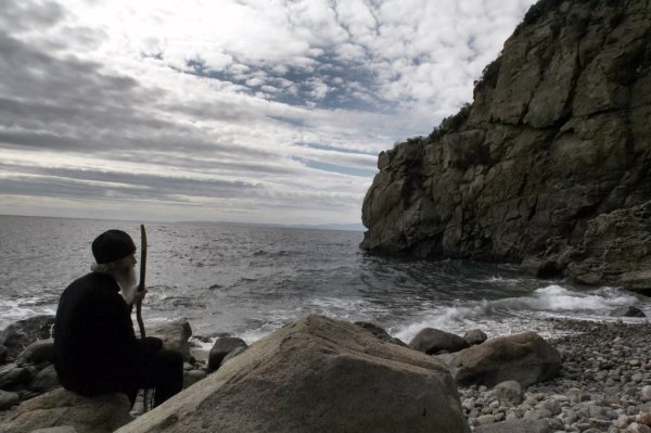 Старик на берегу моря