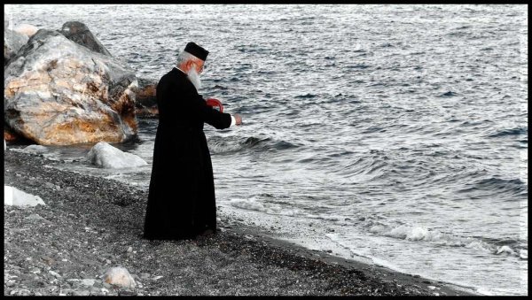 Монах у воды