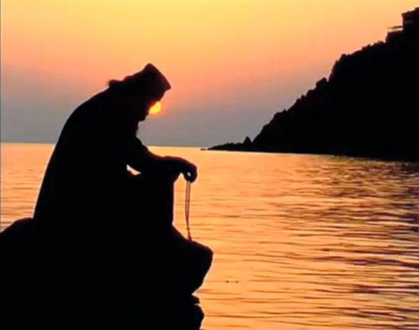 Монах на берегу моря