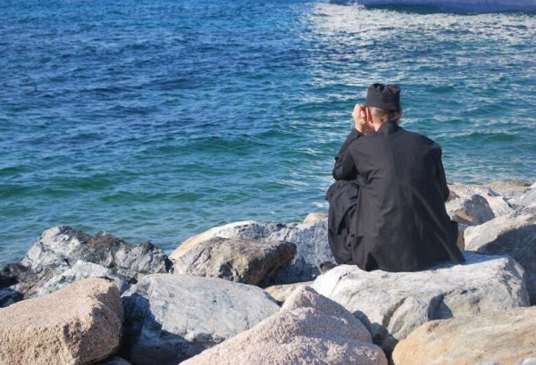 Монах на берегу моря
