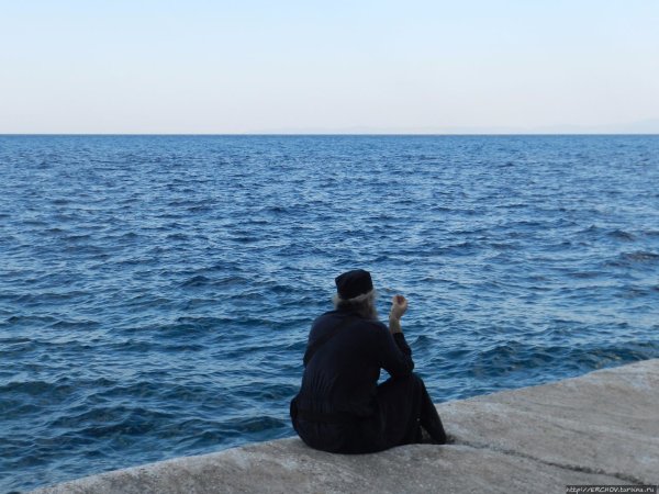 Монах молится на берегу