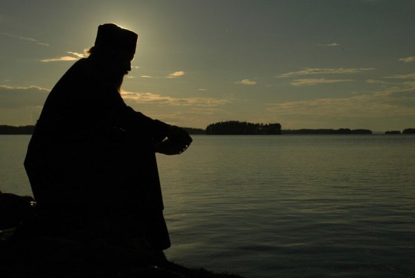 Монах у озера