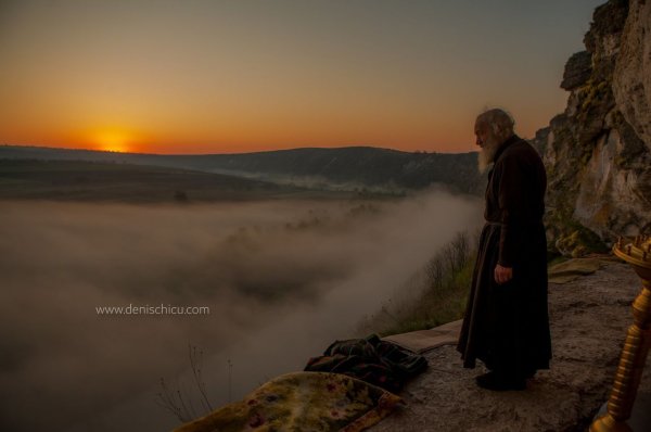 Монах на берегу