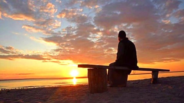 Монах на берегу