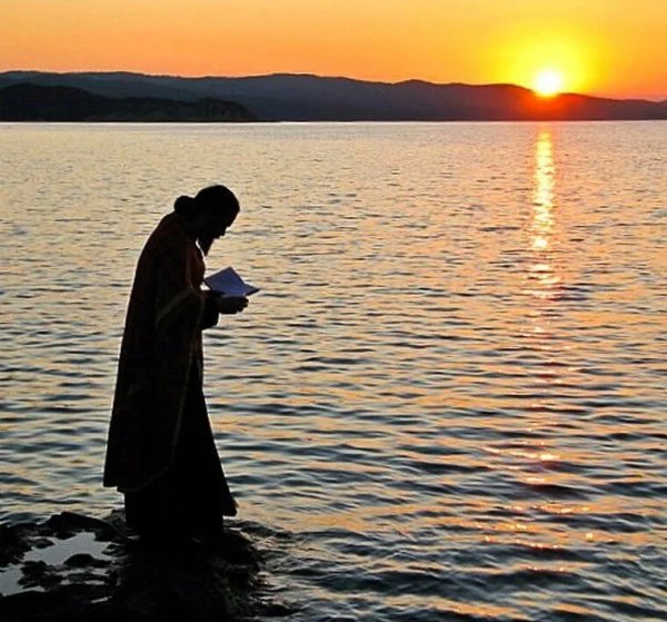 Монах молится