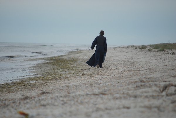 Священник на берегу моря