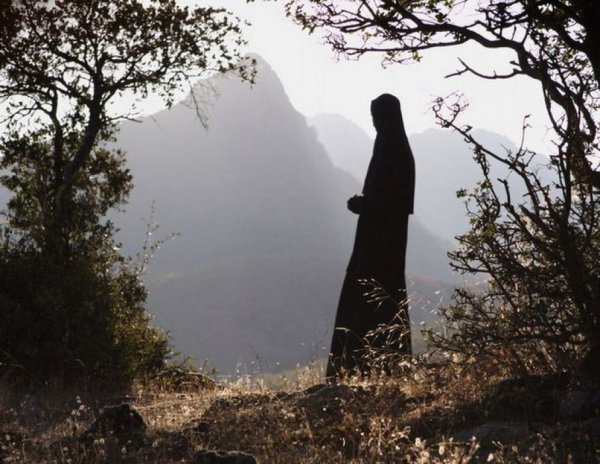 Монах на коленях