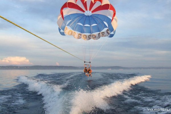 Катер с парашютом