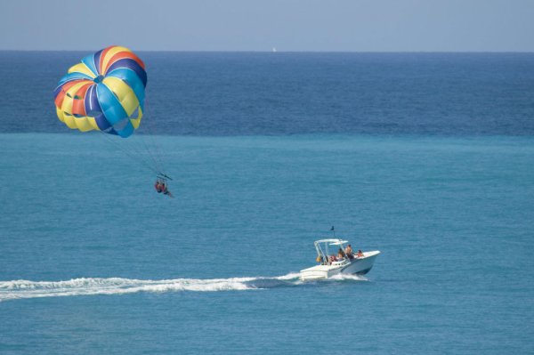 Полет на парашюте над морем