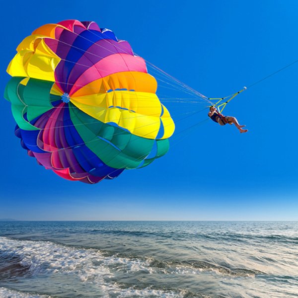 Парашют над морем и доска