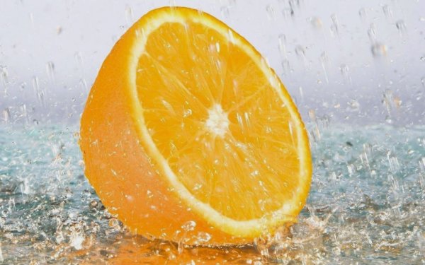 Лимон и вода на прозрачном