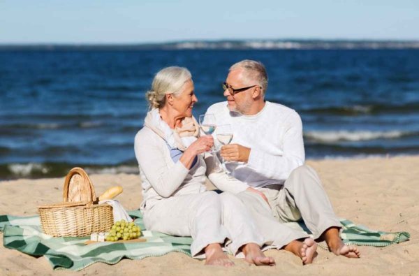 Пожилые люди на отдыхе