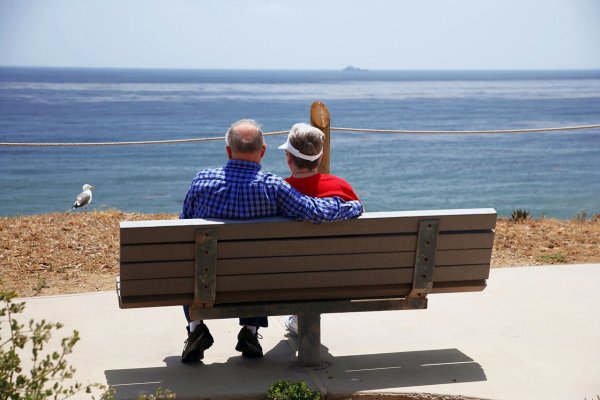 Пенсионеры на море