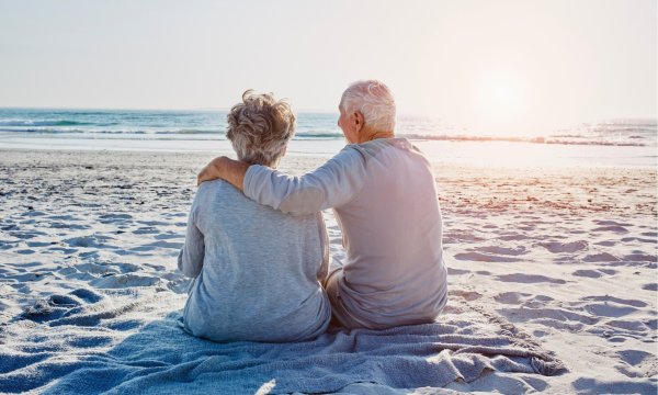 Пожилая пара на море