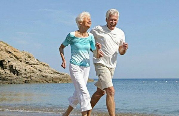 Пожилые люди на берегу моря