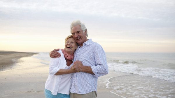 Пожилая пара танцует