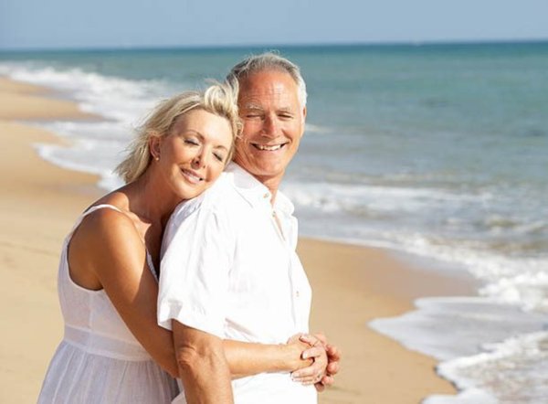 Пожилые люди на пляже