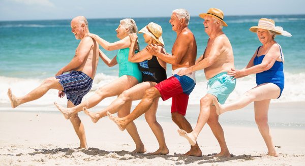 Старики в бассейне