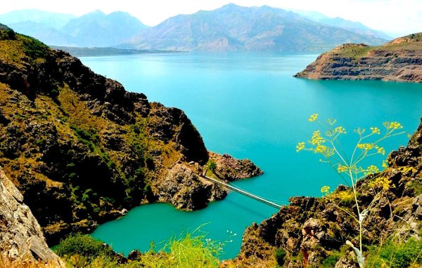 Озеро Чарвак в Узбекистане